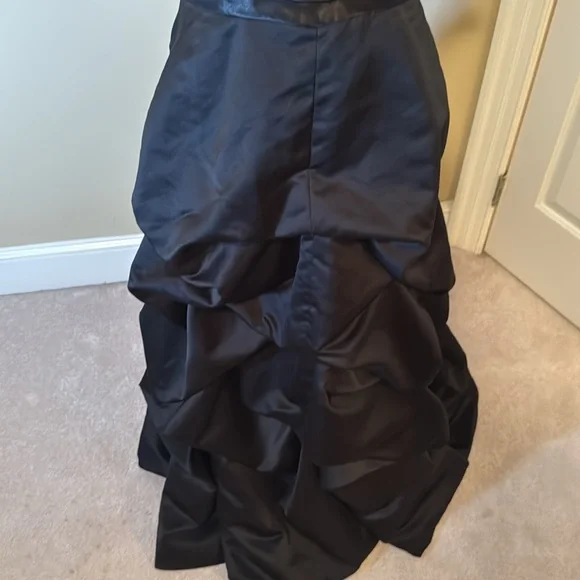 Beautiful vintage ballgown in black. Size 6. Fits like a size 4. - Picture 8 of 9